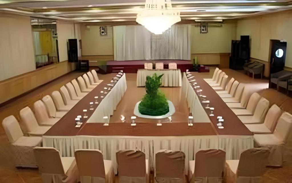 Pardede International Hotel 3*